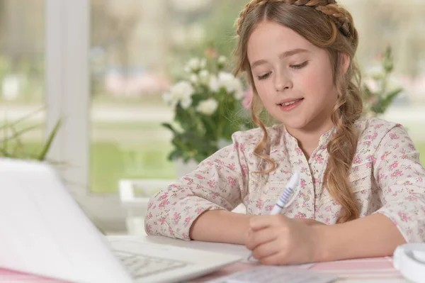 Schöne Junge Mädchen Mit Laptop Studieren — Stockfoto