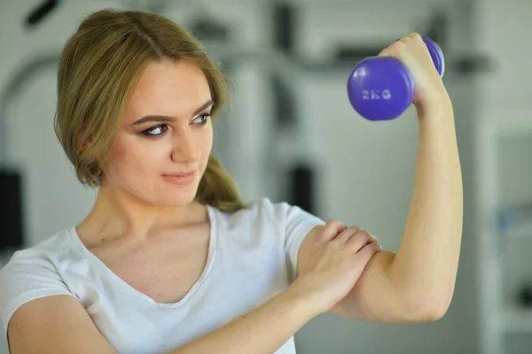 Deportiva Joven Mujer Levantando Mancuerna Gimnasio —  Fotos de Stock