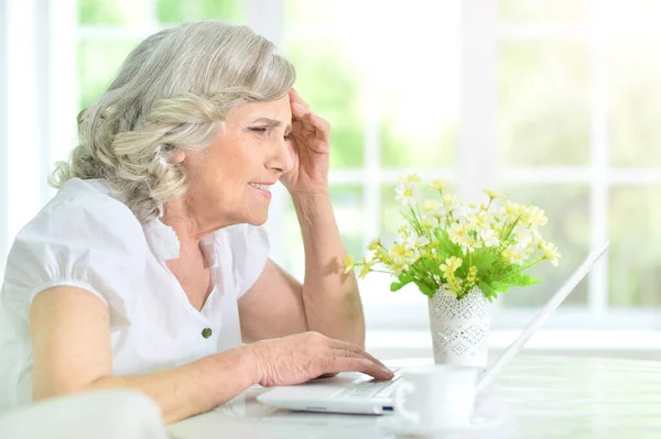 Senior Kvinna Som Använder Laptop Hemma — Stockfoto