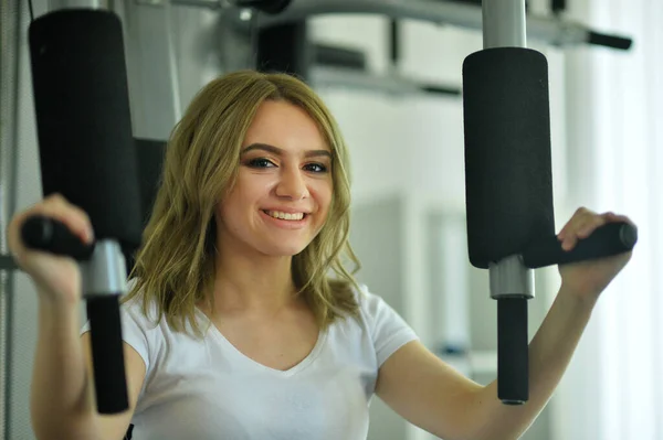 体育館でのスポーティ若い女性のトレーニング — ストック写真