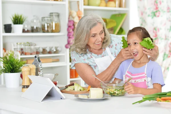Ritratto Donna Anziana Felice Con Sua Nipotina Cucina — Foto Stock