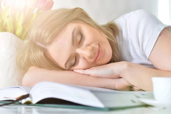 Mujer Joven Durmiendo Libro Grande Abierto — Foto de Stock