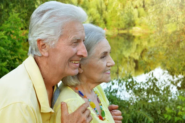 Feliz Pareja Ancianos Posando Parque Verano —  Fotos de Stock