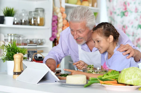 Seniorchef Kochuniform Bereitet Mit Seiner Enkelin Das Abendessen — Stockfoto
