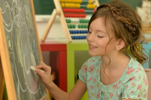 Милая Маленькая Девочка Рисует Доске — стоковое фото