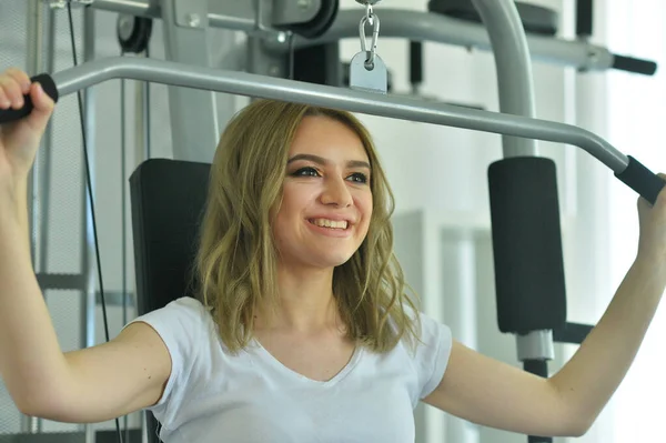 Sportig Ung Kvinna Utbildning Gym — Stockfoto