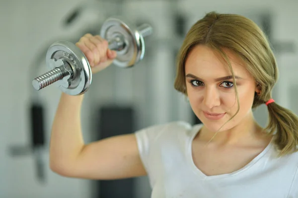 Deportiva Joven Entrenando Con Mancuerna Gimnasio —  Fotos de Stock