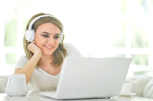 Young Woman Using Laptop Home — Stock Photo, Image