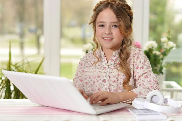 Mooi Jong Meisje Met Laptop Studeren — Stockfoto