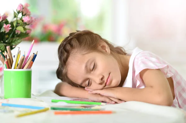 Söt Flicka Somnade Efter Att Gjort Hemarbete Vid Skrivbordet — Stockfoto
