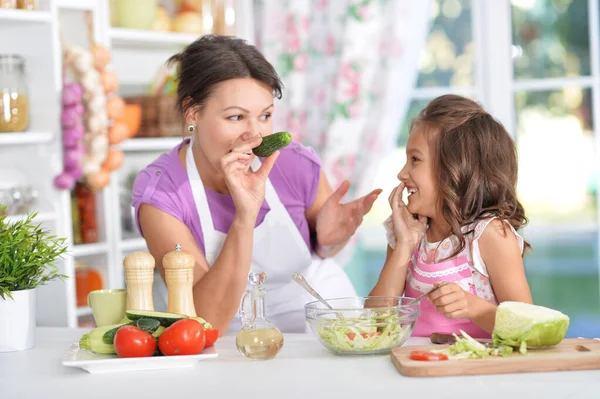 Mädchen Mit Mutter Kocht Gemeinsam Salat Küchentisch — Stockfoto