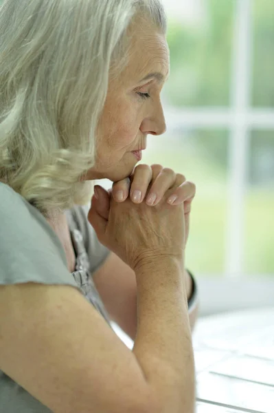 Detail Portrét Smutné Starší Ženy Modlící — Stock fotografie