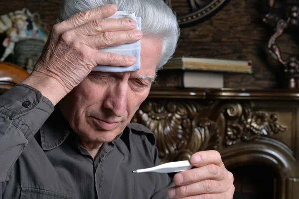 Porträtt Sorgligt Sjuk Senior Man Med Termometer — Stockfoto