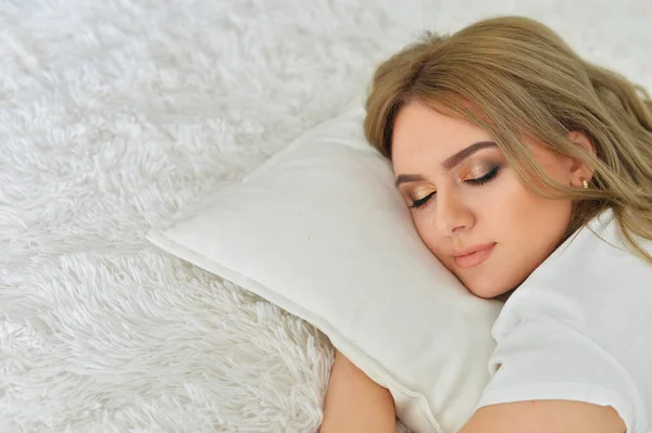 Hermosa Mujer Joven Durmiendo Almohada — Foto de Stock