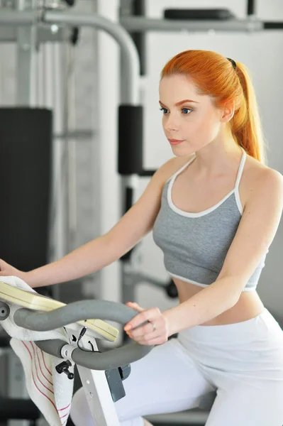 Deportiva Joven Entrenando Gimnasio — Foto de Stock