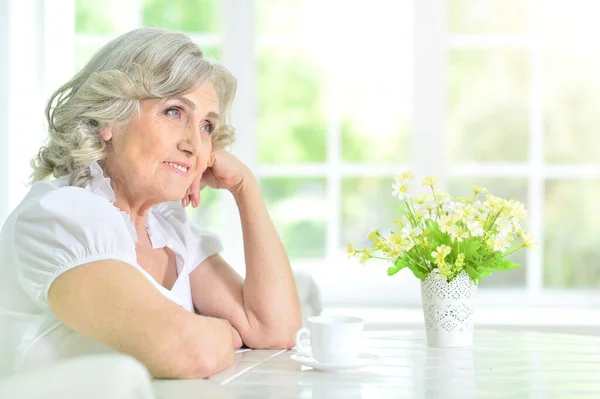 Portret Van Mooie Senior Vrouw Thuis Met Het Drinken Van — Stockfoto