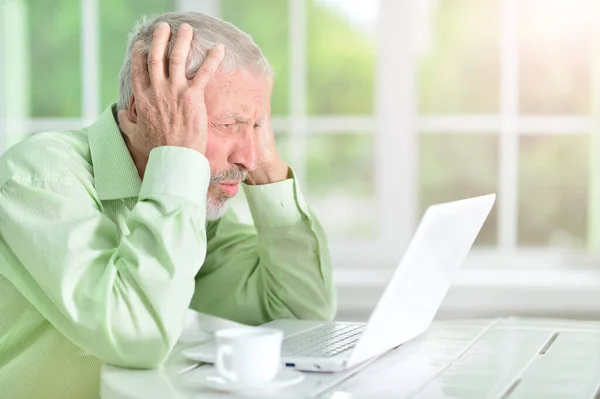 Hombre Negocios Senior Trabajando Ordenador Portátil Oficina — Foto de Stock