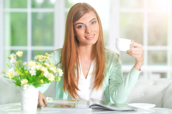 Schöne Junge Frau Mit Einer Tasse Tee Zeitschrift Lesen — Stockfoto