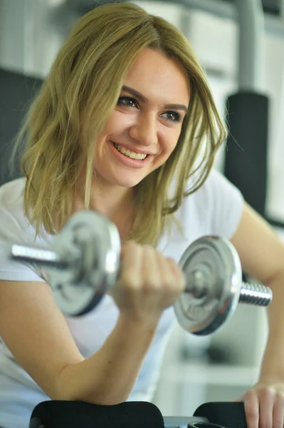 Spor Salonunda Halteri Kaldıran Genç Bir Kadın — Stok fotoğraf