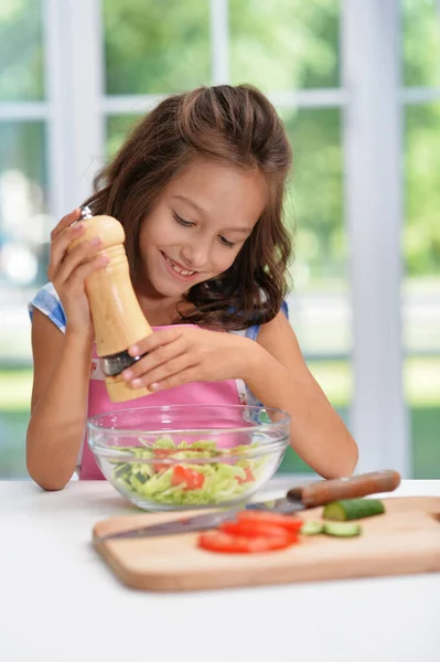 Carino Felice Ragazza Cocking Insalata Sulla Cucina — Foto Stock