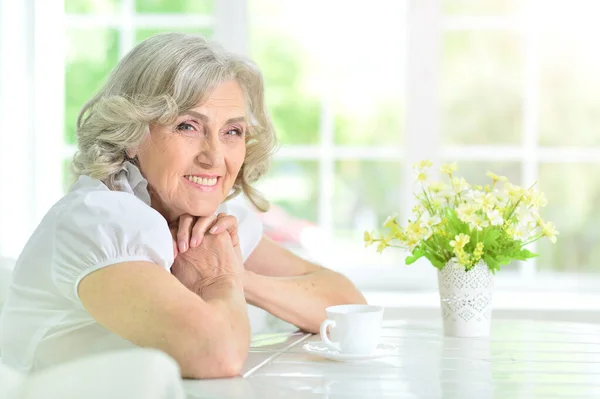 Portret Van Mooie Senior Vrouw Thuis Met Het Drinken Van — Stockfoto