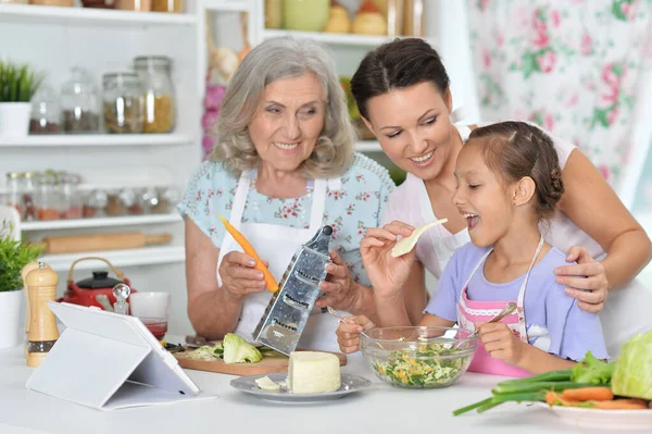 Mutfakta Mutlu Aile Salatasının Portresi — Stok fotoğraf