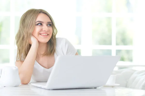 Young Woman Using Laptop Home — Stock Photo, Image