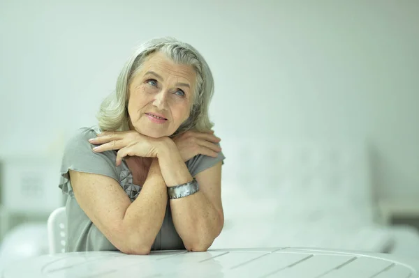 Porträt Einer Schönen Seniorin Die Hause Posiert — Stockfoto