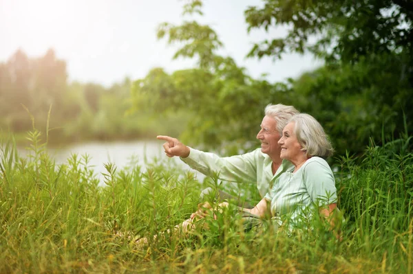 Felice Coppia Anziana Nel Parco Estivo Uomo Che Punta Con — Foto Stock