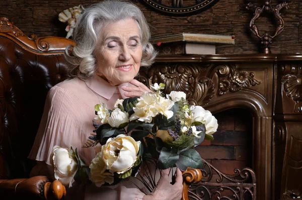 Krásná Starší Žena Pózující Doma Květinami — Stock fotografie