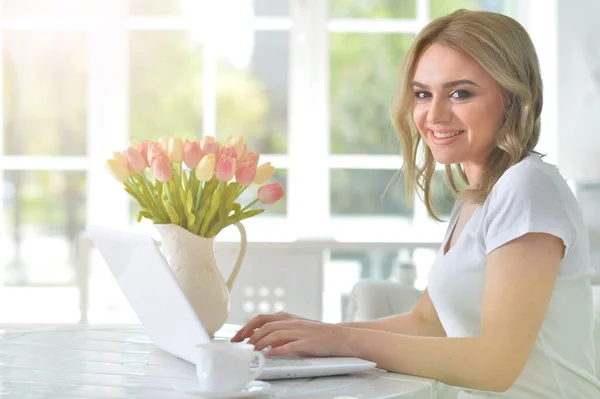 Fiatal Gyönyörű Használja Laptop Asztalnál Virágokkal — Stock Fotó