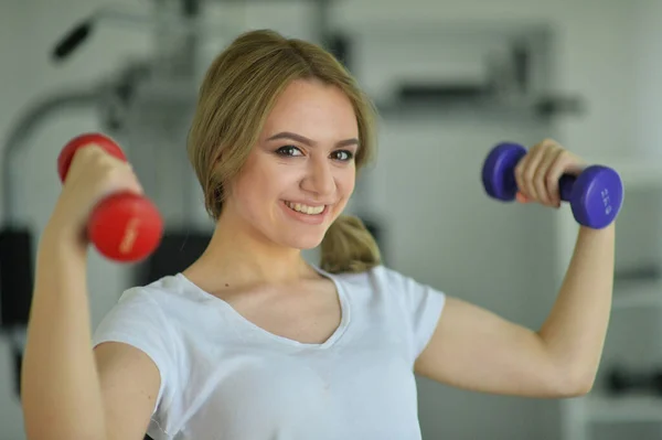 Sportliche Junge Frau Trainiert Mit Kurzhanteln Fitnessstudio — Stockfoto