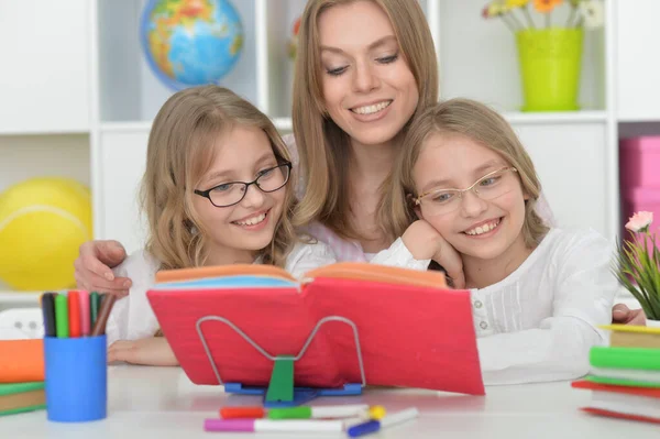 Professor Com Duas Meninas Aula — Fotografia de Stock