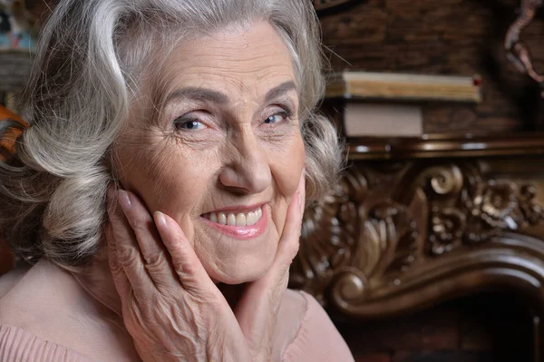 Portrét Šťastný Starší Ženy Představují Doma — Stock fotografie