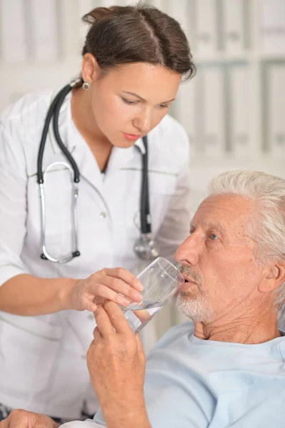 Feliz Hombre Mayor Hospital Con Médico Cariñoso — Foto de Stock