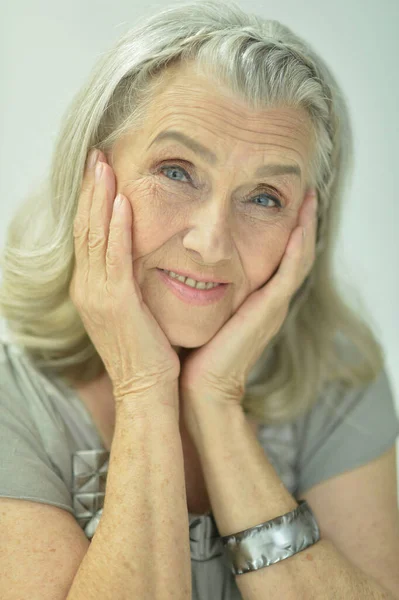 Porträt Einer Schönen Seniorin Die Hause Posiert — Stockfoto