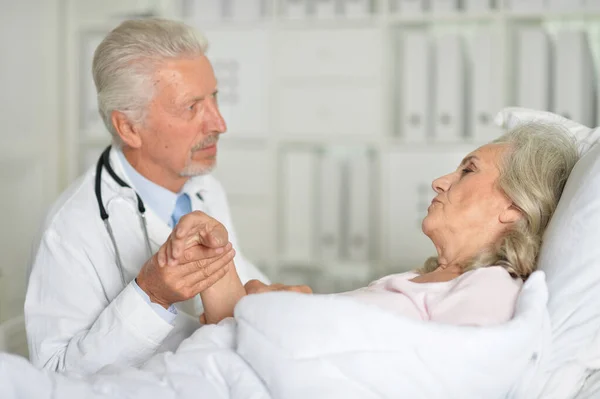 Seniorin Mit Fürsorglichem Arzt Krankenhaus — Stockfoto
