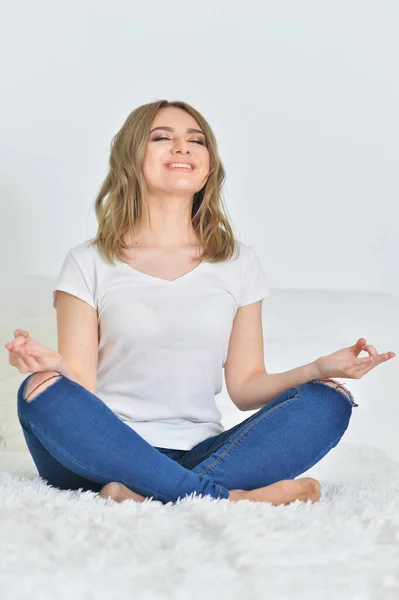 Joven Hermosa Mujer Meditando Cama — Foto de Stock