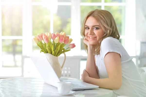 Young Beautiful Woman Using Laptop Table Flowers — Stock Photo, Image