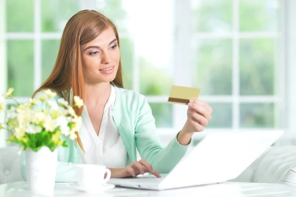 Young Woman Using Laptop Home Shopping Online — Stock Photo, Image