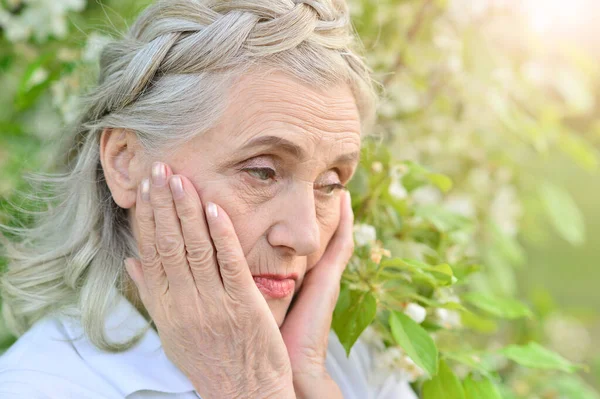 Traurige Seniorin Mit Kopfschmerzen Park — Stockfoto