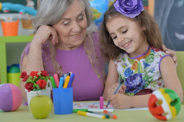 Portret Van Een Schattig Klein Meisje Tekening Met Haar Grootmoeder — Stockfoto