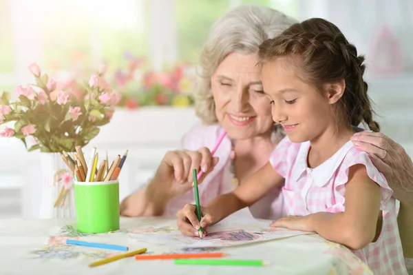 Porträtt Söt Liten Flicka Som Tecknar Med Sin Mormor — Stockfoto