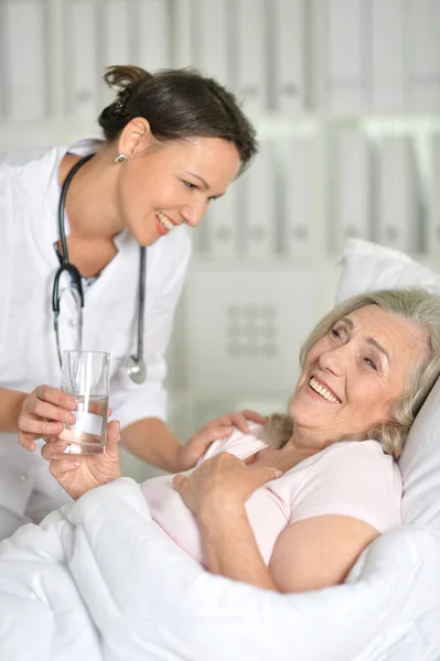 Ritratto Malato Donna Anziana Ospedale Con Medico — Foto Stock