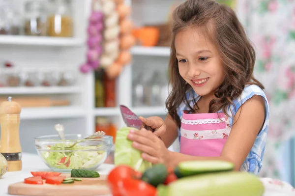 Söt Glad Flicka Coocking Sallad Kök — Stockfoto