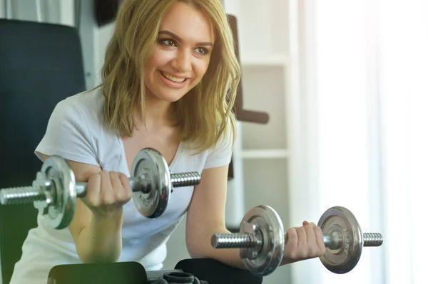 Spor Salonunda Dambıllarla Spor Yapan Genç Bir Bayan — Stok fotoğraf