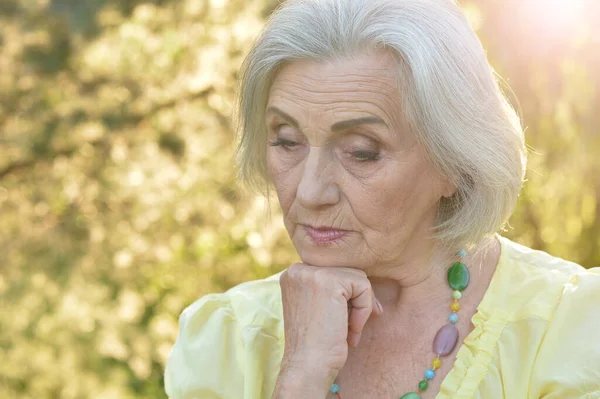 Triste Senior Belle Femme Dans Parc — Photo