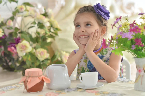 Souriante Petite Fille Tenant Une Grande Tasse Thé — Photo