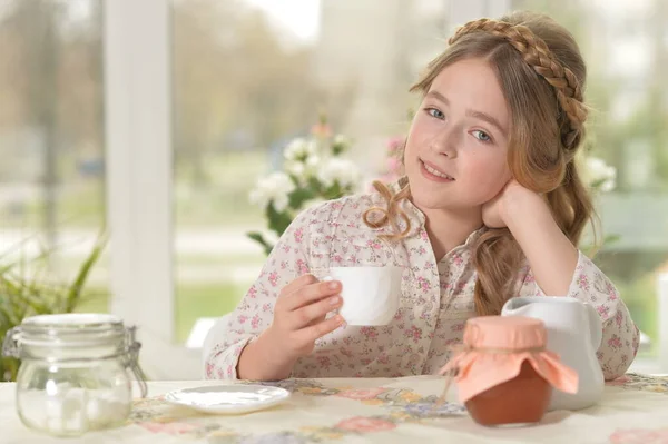 Sorridente Bambina Che Tiene Mano Una Grande Tazza — Foto Stock