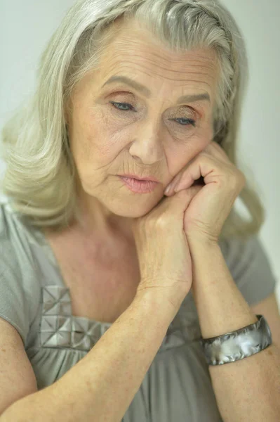 Nahaufnahme Porträt Einer Traurigen Seniorin — Stockfoto